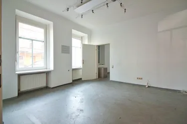 Eck-Büro/Geschäftslokal | leerstehend | straßenseitig