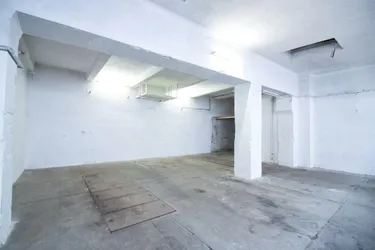Vielseitig nutzbare Garage | Platz für bis zu 3 Fahrzeuge | Arbeitsgrube | großes Einfahrtstor
