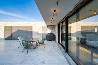Urlaub mal anders: Luxusvilla mit eigener Wellness-Etage und Poolhaus in Laxenburg!
