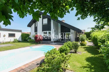 Expose Wohnen mit Finesse auf mehreren Ebenen: Split-Level-Villa mit Pool und Garage vor den Toren von Graz