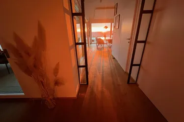 ** Designerpenthouse mit vielen Raffinessen ** 70m² Terrasse mit Panoramablick ** atemberaubende Sonnenuntergänge ** High-End-Ausstattung ** Tischlermöbel inklusive ** Sackgassenlage neben Waldrand ** 2 Carports**
