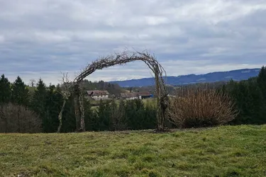 **Im malerischen Naturpark Südsteirisches Weinland** zwischen Schilcherweinstraße und Weinstraße ** atemberaubender Weitblick**