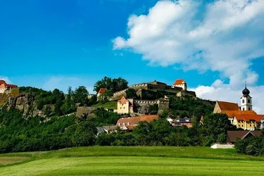 ***BAUTRÄGER aufgepasst**Herrliches Grundstück am Fuße der Riegersburg** WA 0,2-0,5** Panoramablick**Leichte Hanglage***
