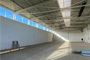 **Hallen mit Industriewidmung** auch für Schwerverkehr geeignet**Top Anbindung an S7 und Südautobahn**