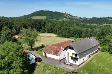 Zweifamilienhaus mit eigenem Wald, Obstgarten und Schlossblick. Wo Rehe ihre Nachbarn sind