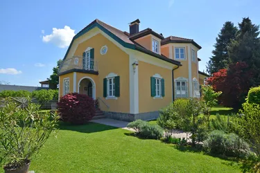 Repräsentative Villa mit Schwimmhalle