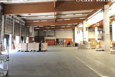 Hallenfläche mit Büro im Süden von Graz