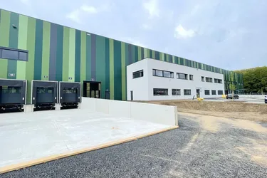 Moderne Produktions- oder Gewerbehalle