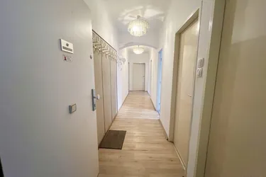 200 m zur Mariahilfer Straße! Schöne Wohnung mit 3 getrennten Schlafzimmern (WG-tauglich!) und Parkmöglichkeit im Innenhof!