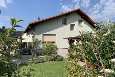 Großzügiges, bezugsfertiges Traumhaus mit Baugrund, Doppelgarage und Gartenidylle