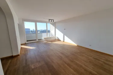 Große 4-Zimmer Wohnung mit Loggia und anmietbarem Stellplatz