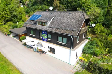 Charmantes Gasthaus mit zwei Wohnungen, großem Grundstück und Carport – ideal für Gastgeber, Familien oder als Ferienbetrieb