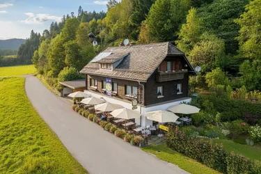 Charmantes Gasthaus mit zwei Wohnungen, großem Grundstück und Carport – ideal für Gastgeber, Familien oder als Ferienbetrieb