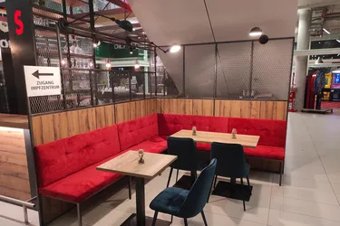 Kleine Bar im Zentrum von Kufstein - sonniger Gastgarten