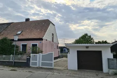 Massives Haus mit Ausbaumöglichkeit, Garage und idealer Gartengröße!