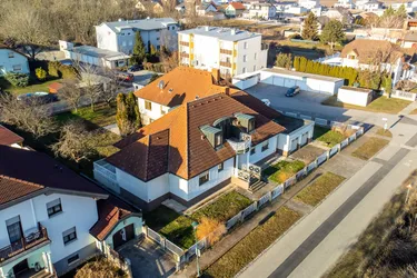 Familien-Villa mit Pool, Garten &amp; EntwicklungsPotential