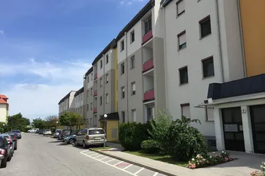 Expose PRIVAT - sehr helle 2-Zimmer-Wohnung mit Loggia, Lift u. Keller in gepflegter ruhiger Stadtrandlage