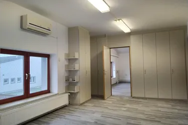 Maklerfrei, Büro 25m2 BK; Heizung; Strom, e-Auto Lade Parkplatz inklusive