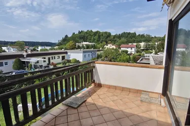 DB IMMOBILIEN | Sanierungsbedürftige 4-Zimmer-Wohnung mit südseitiger Terrasse und traumhaften Ausblick!