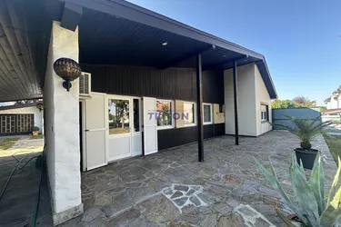 Großzügiger Bungalow mit ca. 330 m² Gesamtfläche – zwei Generationen unter einem Dach