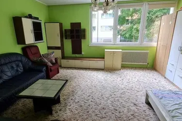 Sanierungsbedürftiges Wohnschnäppchen mit Retro-Charme in thermisch saniertem Wohnhaus