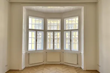SOMMER-AKTION: -50 % PROVISION | Altbauflair auf höchstem Niveau – 4-Zimmer-Wohnung mit Erker &amp; BEWILLIGTEM BALKON