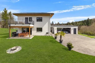 Ruhelage in Schiefling am Wörthersee: Top-ausgestattetes Einfamilienhaus im Grünen