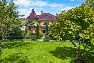 Neubau-Villa mit parkähnlichem Garten: elegantes Stadt-Domizil oder repräsentativer Firmensitz