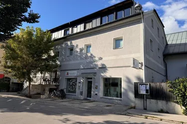 Stadthaushälfte in Lienz Zentrum zu verkaufen- Geschäftslokal und zwei Wohnungen!