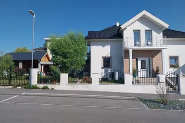 Architektenvilla in traumhafter Landschaft 6 Zimmer * 1000m² Garten * 2 Nebengebäuden Kaufpreis: 499.000.- (Verhandlungsbasis)