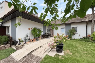 Einfamilienhaus mit ca. 134 m² Wohnfläche und schönem Grundstück in zentraler Lage von Neunkirchen!