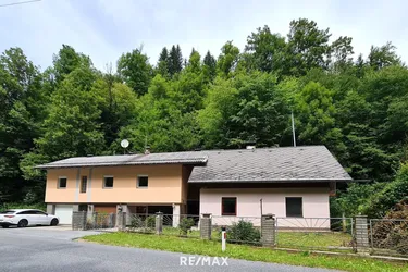 Attraktives Immobilienangebot in Bad Eisenkappel: Zwei sanierungsbedürftige Häuser mit Garten, Garagen und viel Potenzial