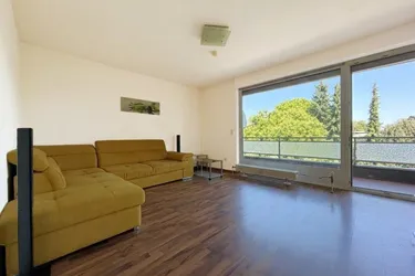 Modernisierte Stadtwohnung mit Loggia in zentraler Lage