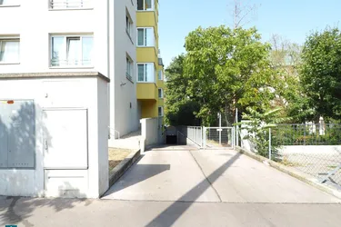 DORNBACHER STRAßE - GARAGENSTELLPLATZ / NÄHE KRANKENHAUS GÖTTLICHER HEILAND
