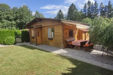 Expose Gemütliche Ferienhütte mit Garten auf Campingplatz in Aflenz