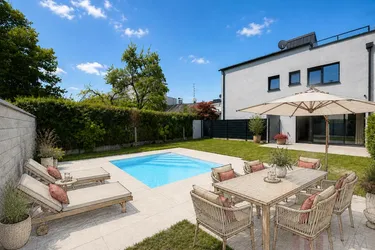 EXKLUSIVES MEHRFAMILIENHAUS MIT ZWEI 3-ZIMMER-WOHNUNGENPOOL/DACHTERRASSE