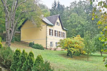 Traumlage! Ehemaliges Forsthaus mit 2.500 m² idyllischem Garten