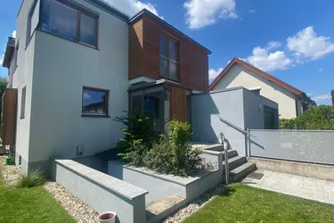 Wohlfühlhaus! Viel Platz, beheizter Pool, Garage und schöner, großer Garten!