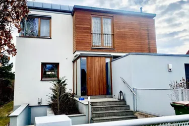 Sehr geräumiges Einfamilienhaus mit Pool, 860 m² Eigengrund. Büro oder Praxis im Haus möglich!