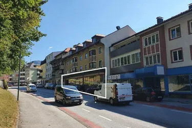 Große und auffällige Geschäftsfläche direkt an der Hauptzufahrtsstraße ins Stadtzentrum!