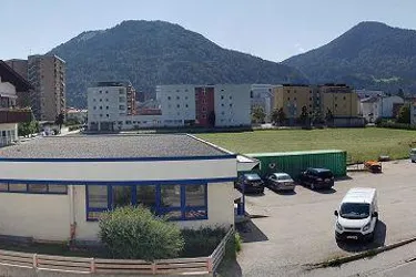 Hier werden sie gefunden! Große Gewerbe/Geschäftsfläche mit riesigen Parkplatz zu vermieten!