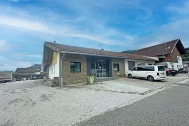 Großzügiges Geschäftslokal/Büro ab sofort zu mieten