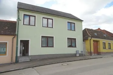 EIN-ZWEIFAMILIENHAUS - PLATZ FÜR 2 GENERATIONEN