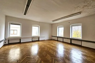 2-Raum Büro in historischem, ehemaligen Direktionsgebäude!