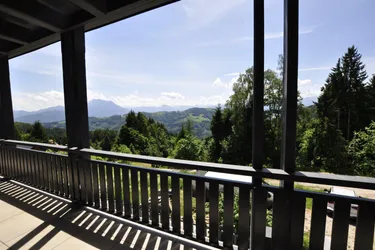 Als Ferien- oder Dauerdomizil: Wunderschöne 3 Zimmer-Wohnung in absoluter Aussichts-/Ruhelage am Kronberg