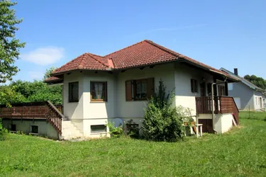 Charmanter Bungalow mit üppigem Garten, ruhige Ortsrandlage!