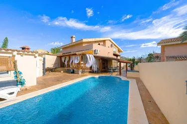 NEUER PREIS: Sonnige Doppelhaushälfte mit privatem Pool, Terrasse und Bergblick in ruhiger Lage