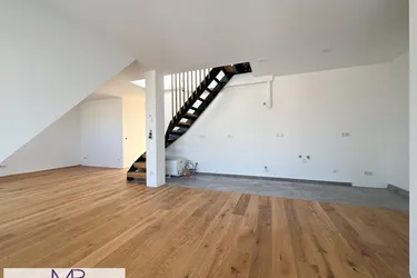 Helle und freundliche 2-Zimmer DG Wohnung mit Balkon und großer Dachterrasse mit 360° Stadtblick!