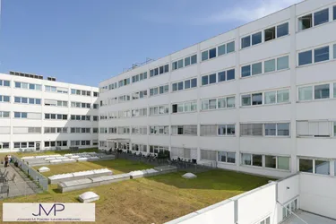 Helle Büro- oder Werkstattflächen mit Rampe