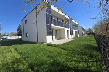 Neues Zuhause in Ruhelage Pottendorf: Blick aufs Grün mit Photovoltaikanlage, Kaminanschluss im Wohnzimmer, Loggia, Terrasse, 5-Zimmer, Garage, und vielen Stauräumen!